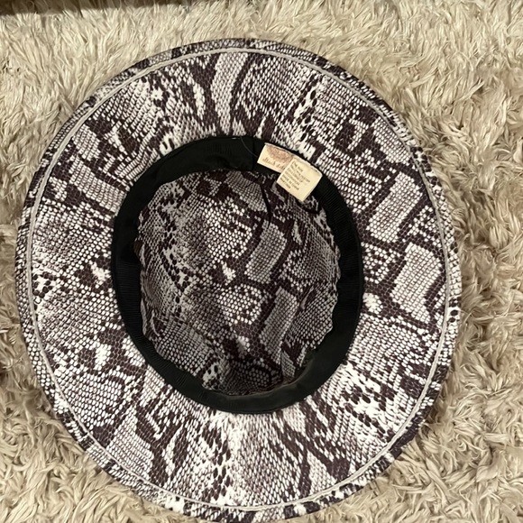 Altar’d State snake print hat - Picture 4 of 5